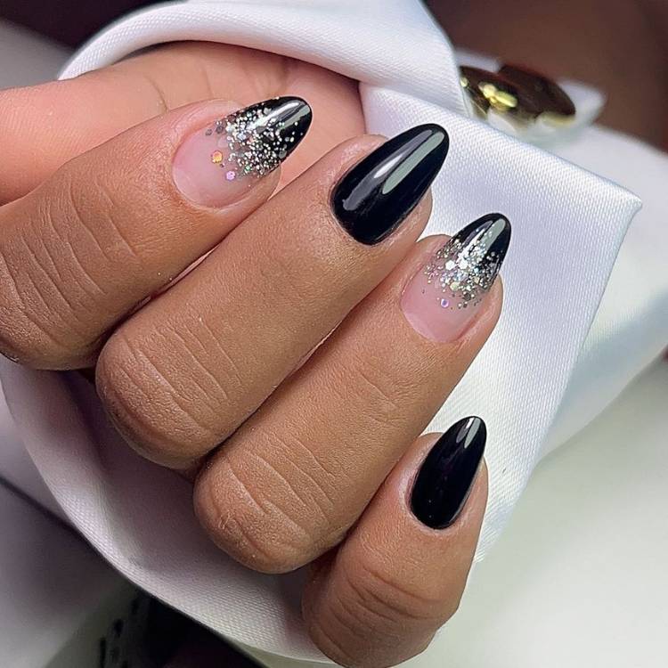 unha em gel preta decorada com branco