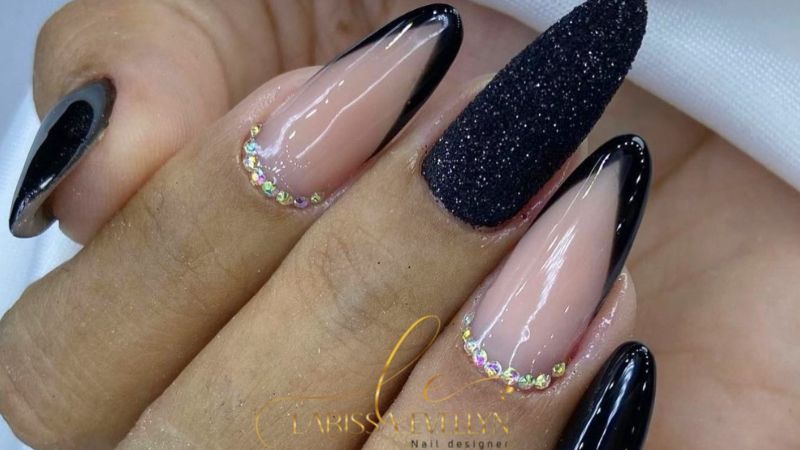 unhas pretas com pedras