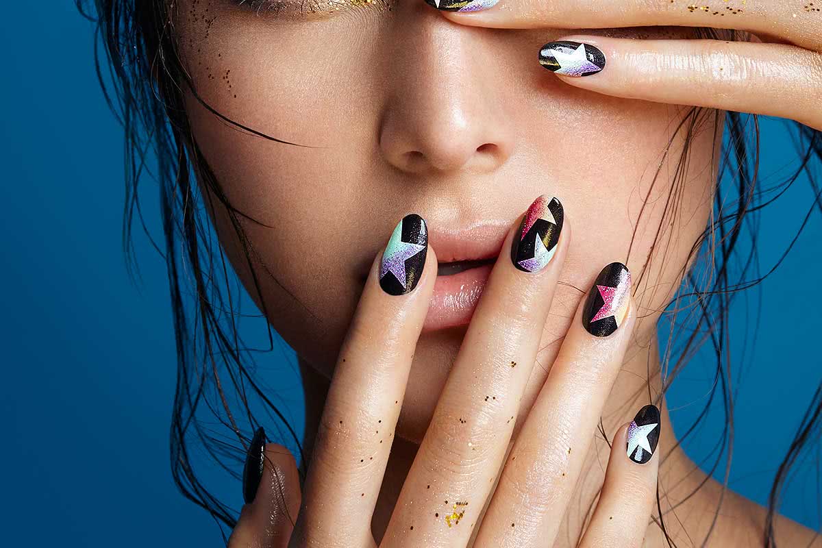 unha preta com glitter