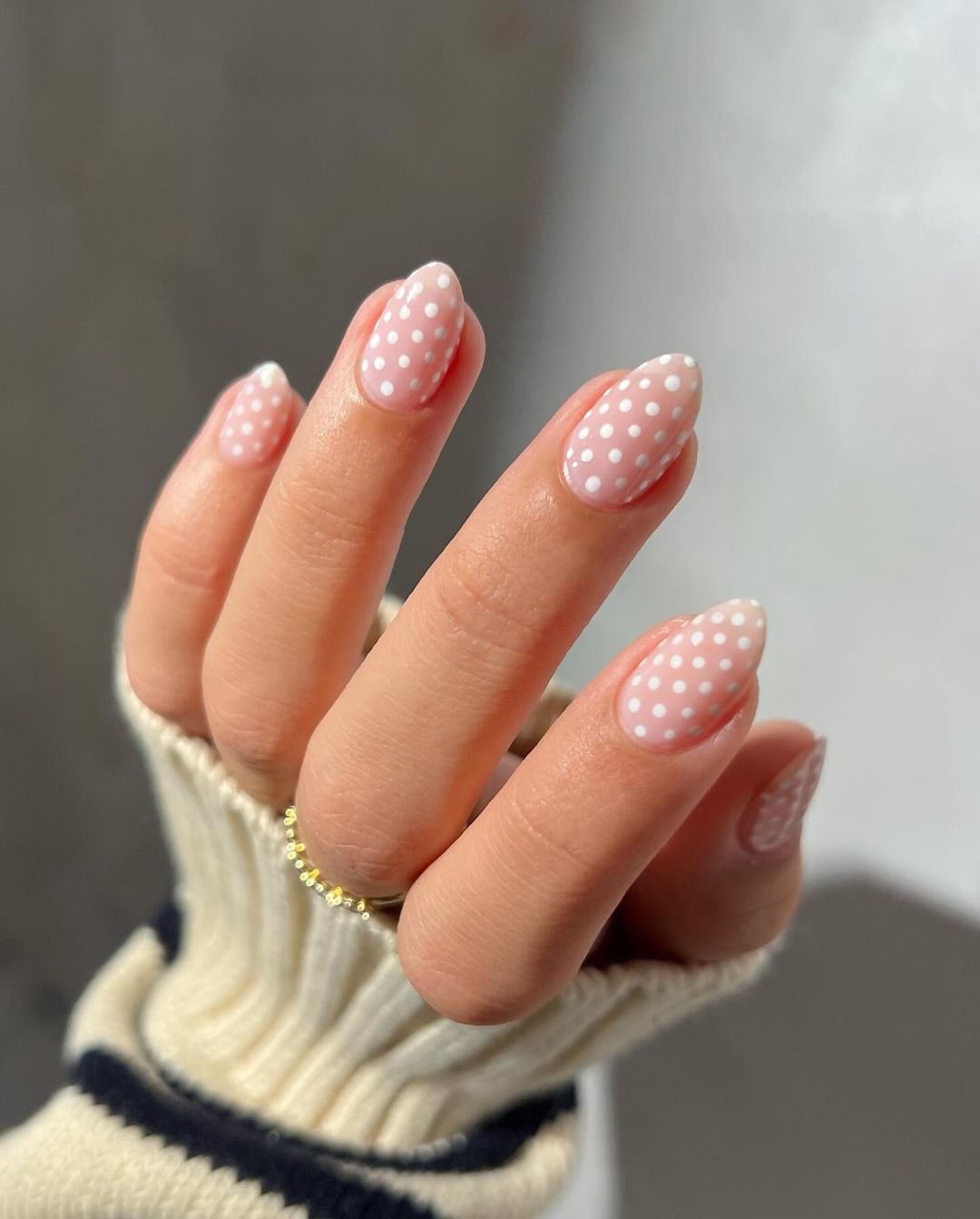 unhas brancas delicadas