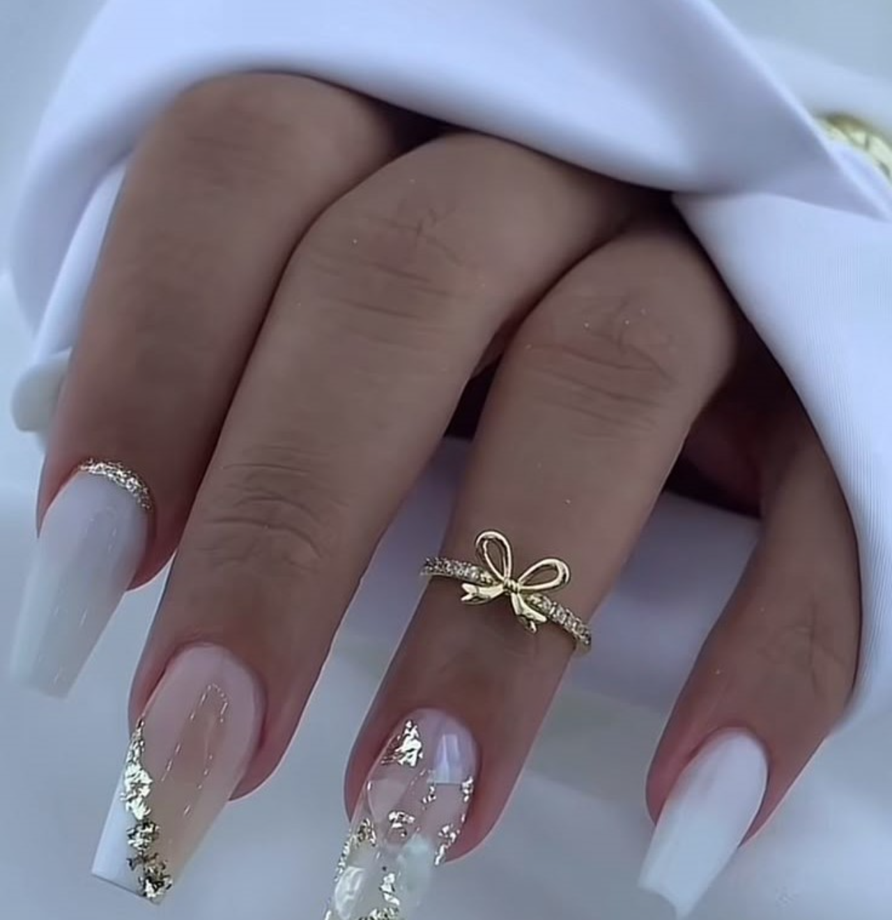 unhas brancas minimalistas