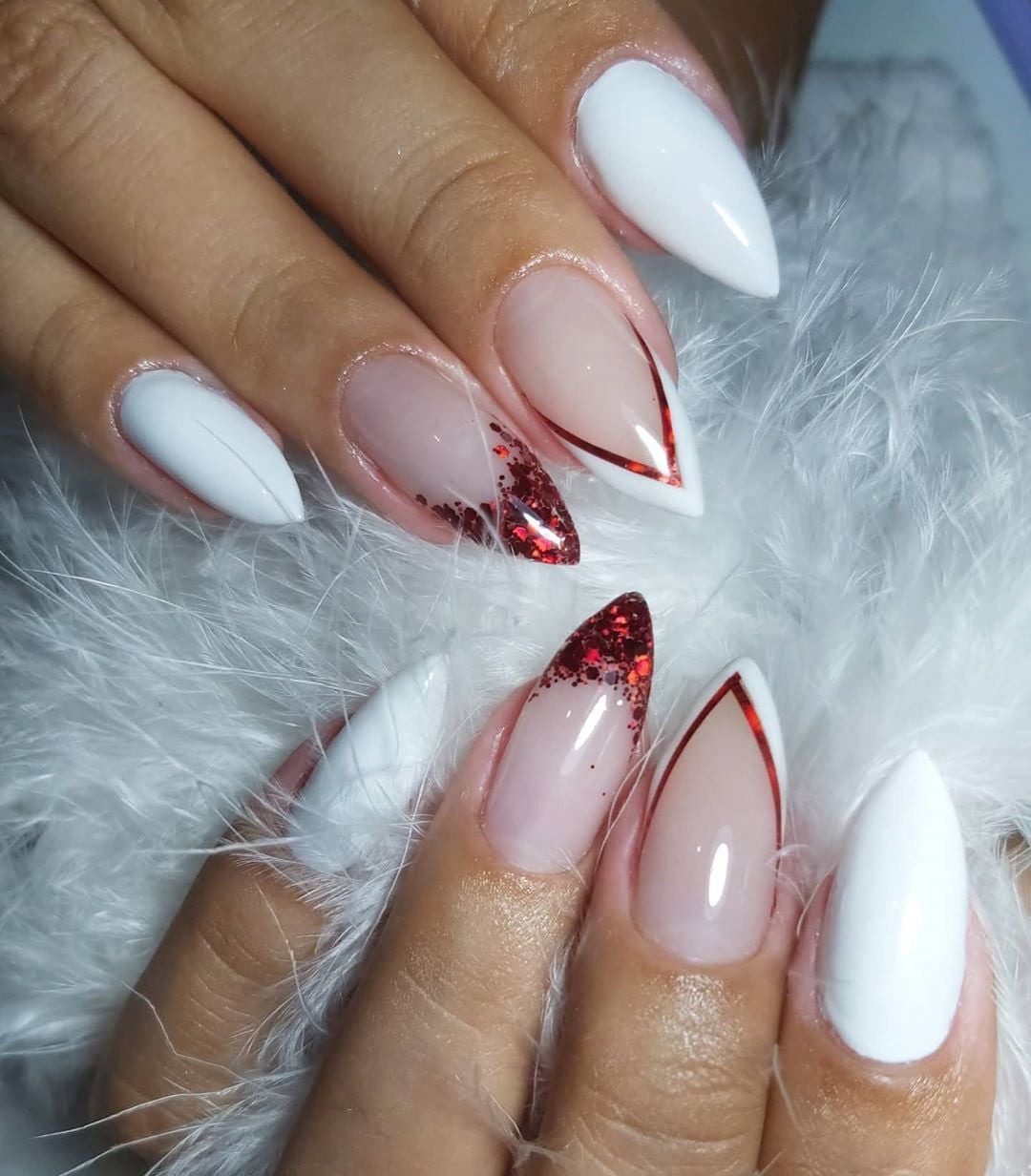 unhas brancas com glitter