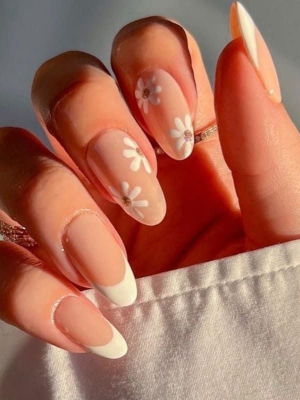 unhas brancas com glitter