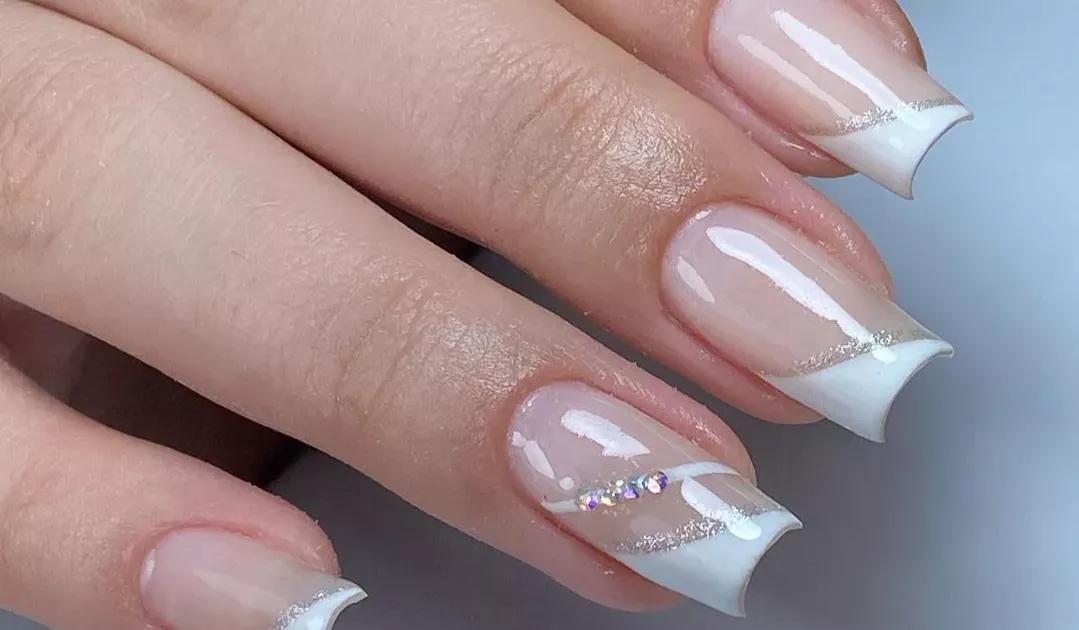 unhas brancas peroladas