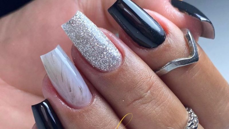 unhas pretas decoradas com prata
