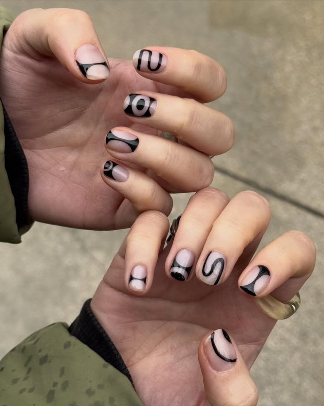 unhas pretas decoradas geométricas