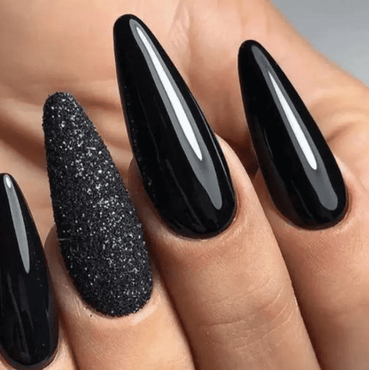 unhas pretas decoradas com filha única