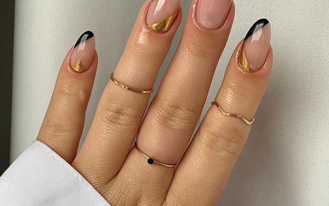 unhas pretas decoradas com esmalte fosco e brilhante