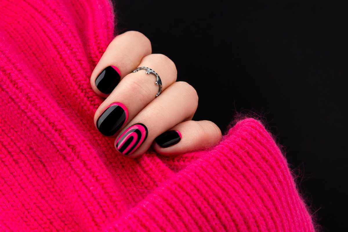 unhas pretas decoradas com efeito metalizado