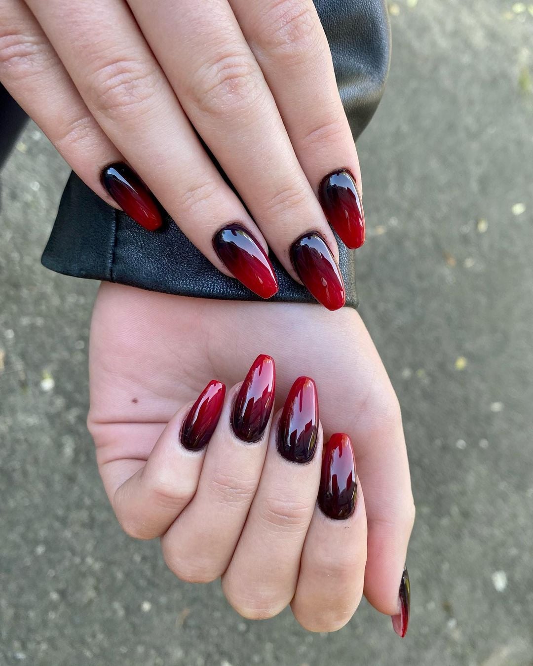 unhas pretas decoradas com espaço negativo