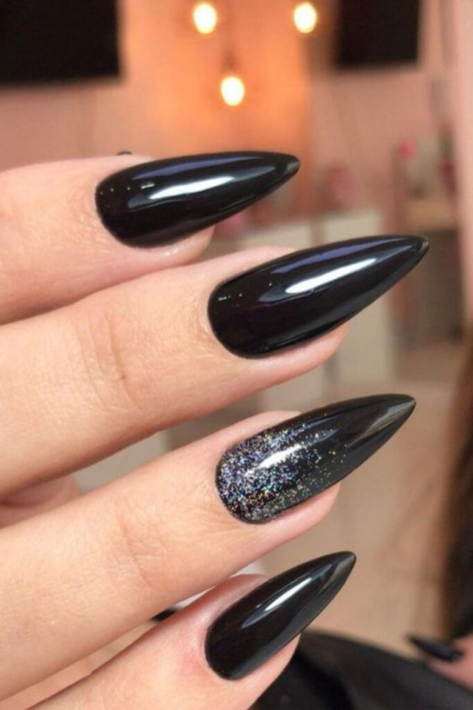 unhas pretas decoradas com pontos de luz