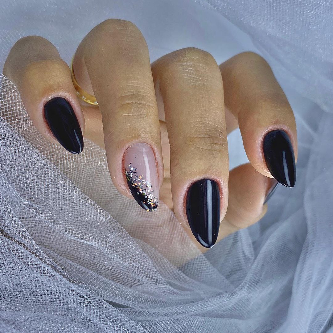 unhas pretas decoradas com francesinha
