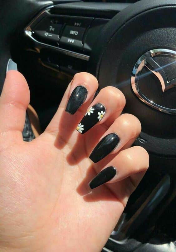 unhas pretas decoradas com xadrez