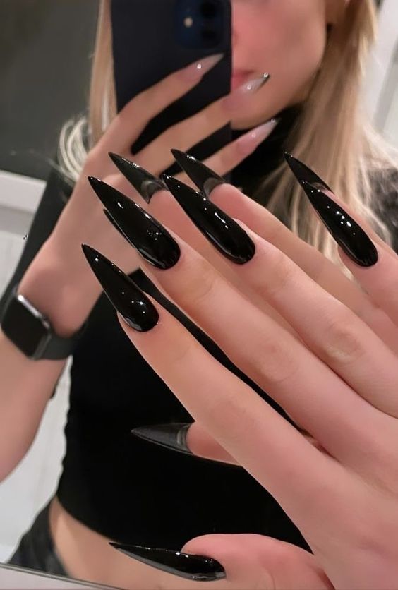 unhas pretas decoradas com nude