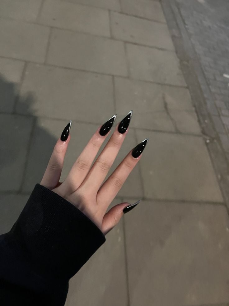 unhas pretas decoradas com pedras