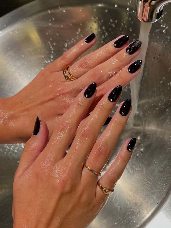 unhas pretas decoradas com dourado