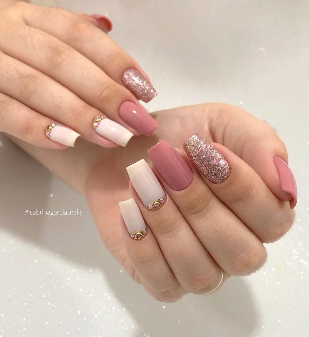 unha rosa com glitter