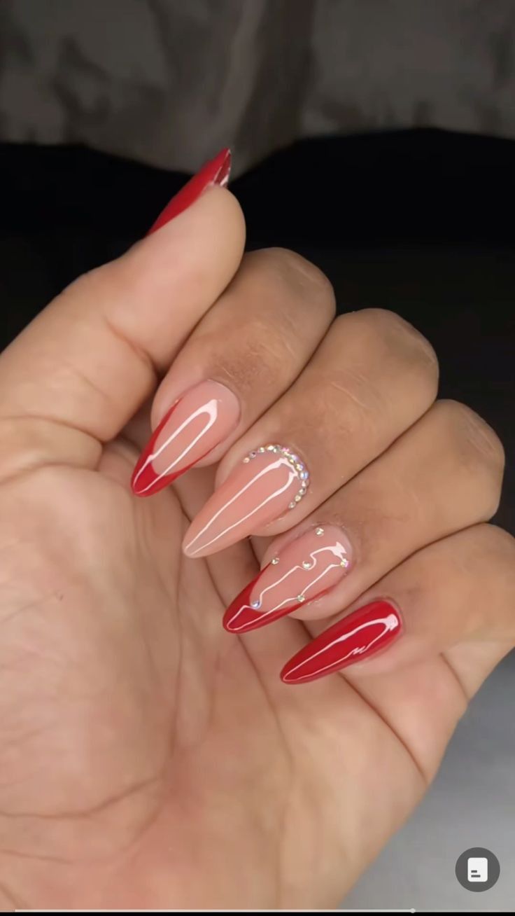 unha vermelha com esmalte cintilante