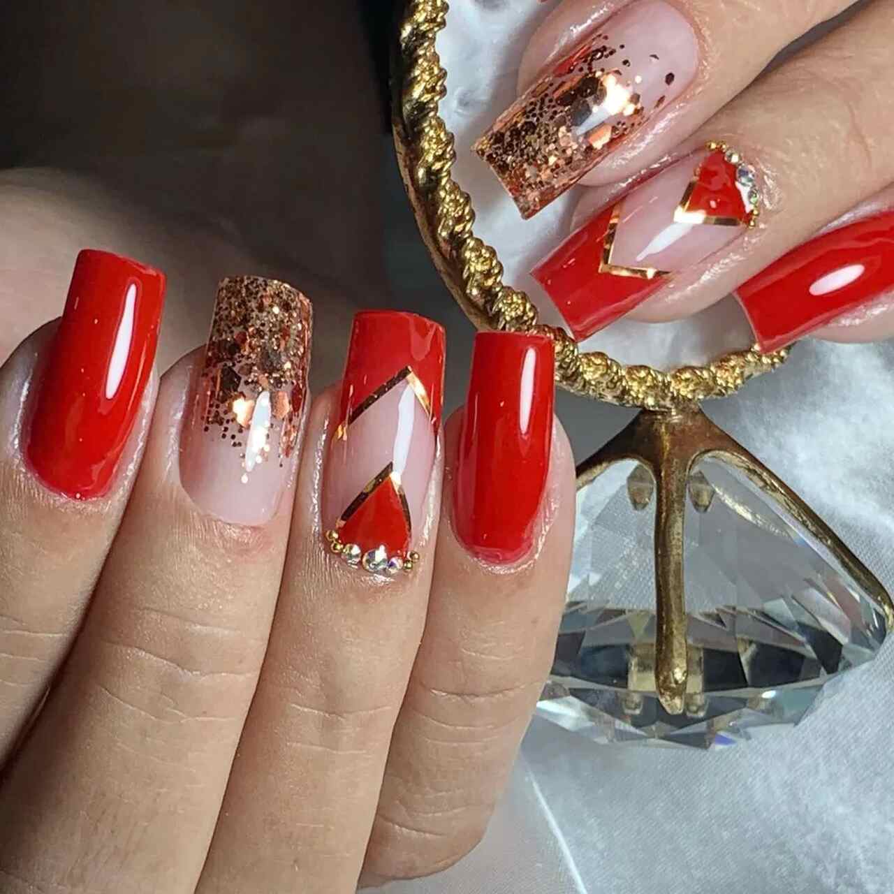 unha vermelha com esmalte translúcido