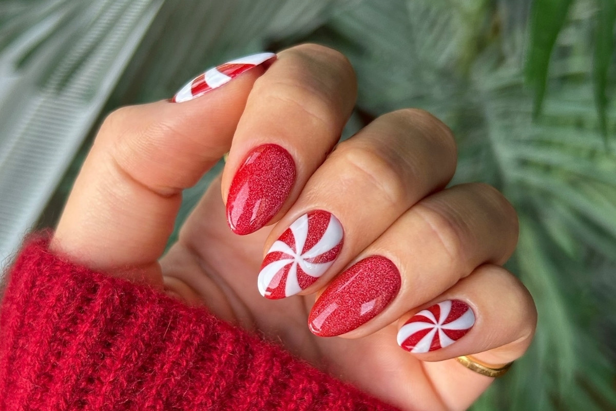 unha vermelha com esmalte neon