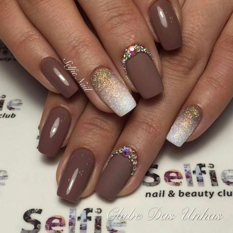 Unhas marrom curtas