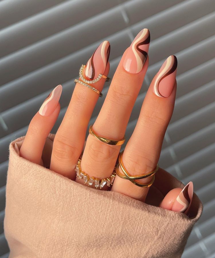 unhas marrons elegantes