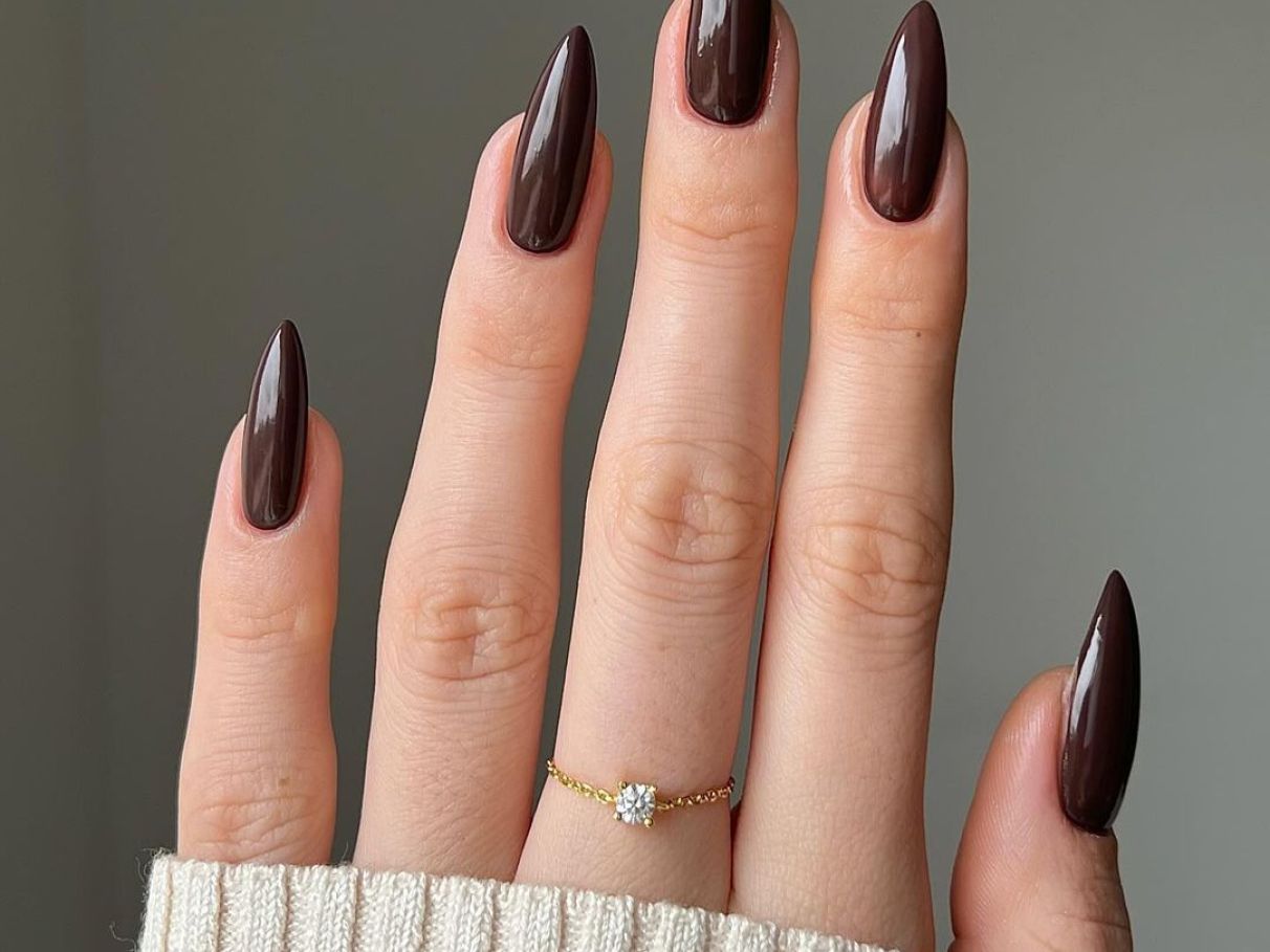 unhas marrons longas