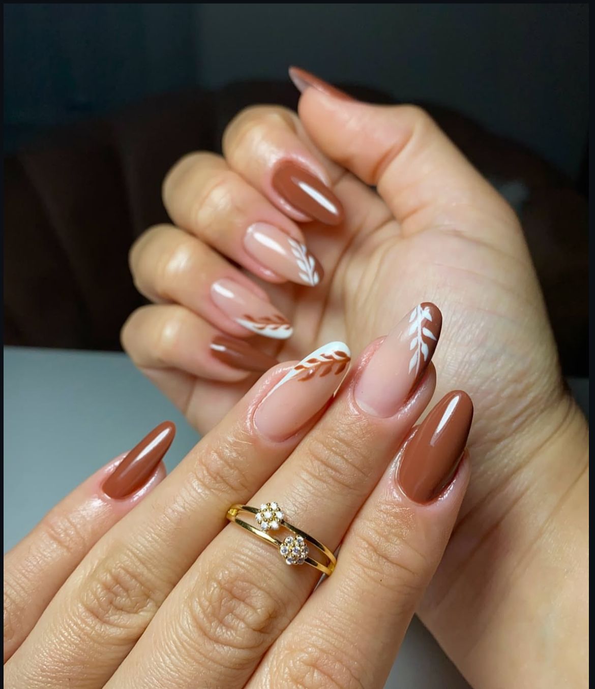 unhas marrons elegantes