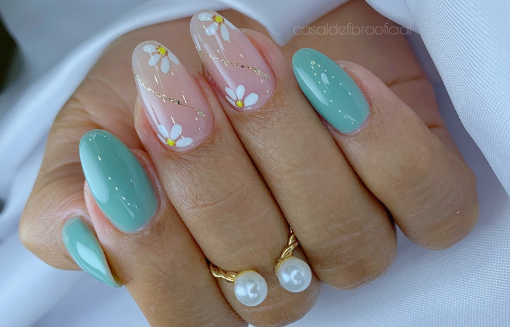 unhas com pedrarias