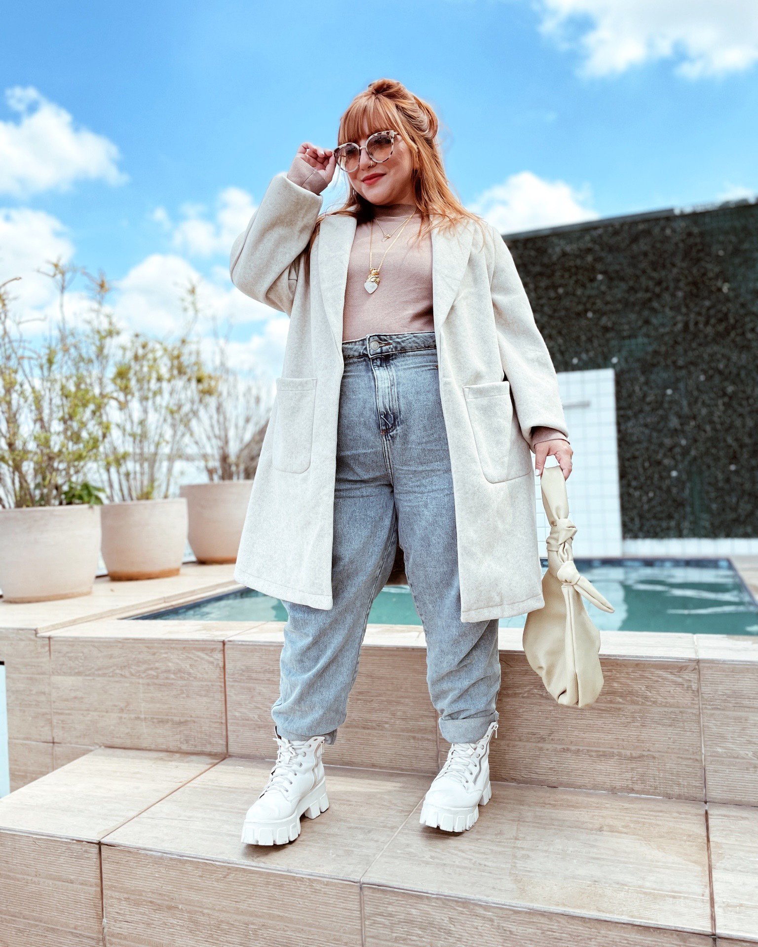bota branca com jeans