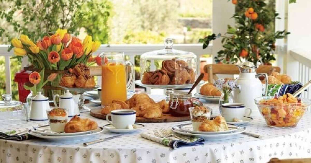 mesa de café da manhã de hotel em casa