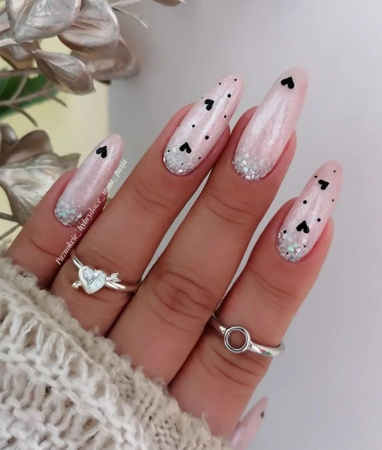 unha em gel preta stiletto