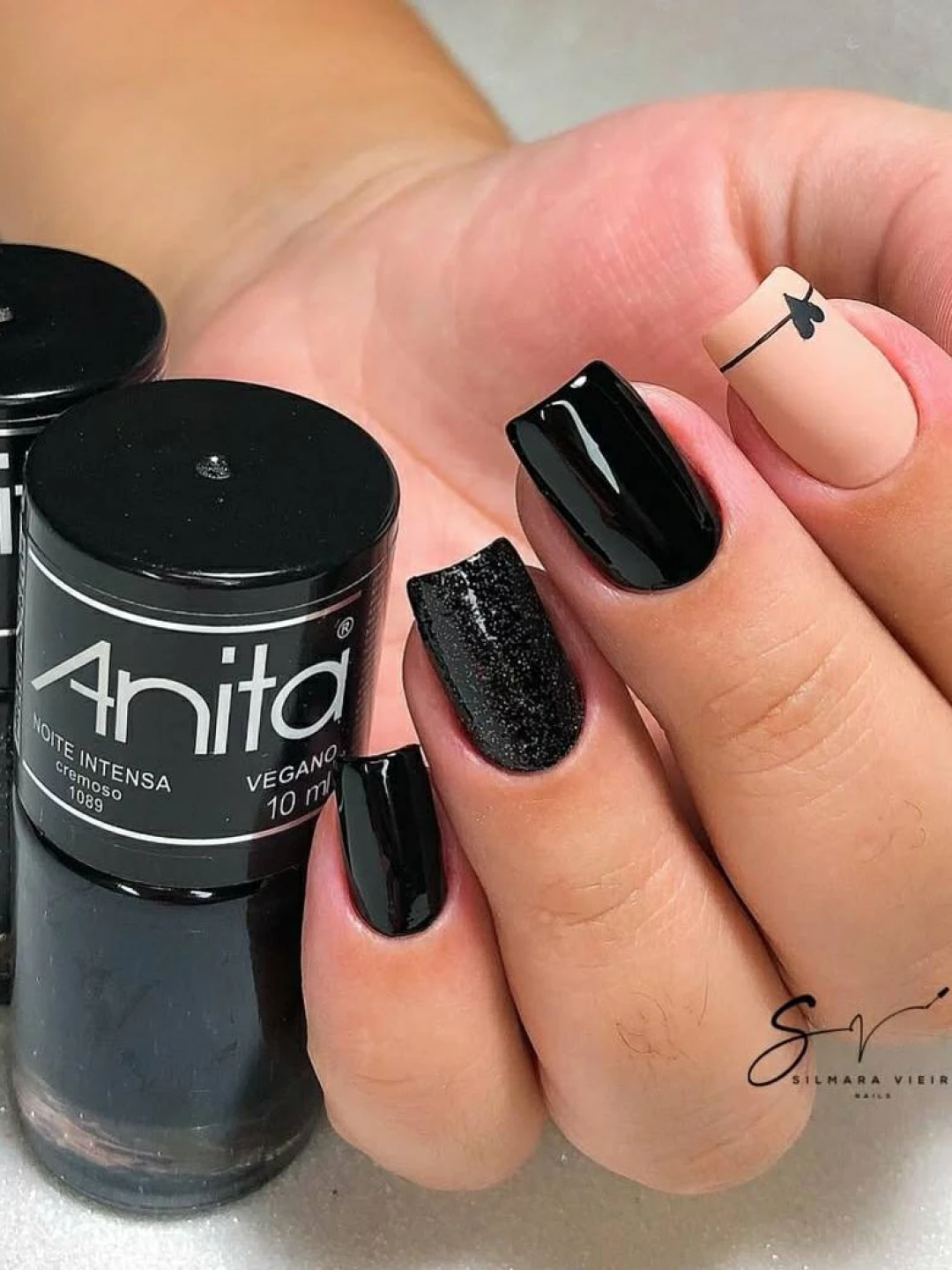 unha em gel preta caixão (coffin)