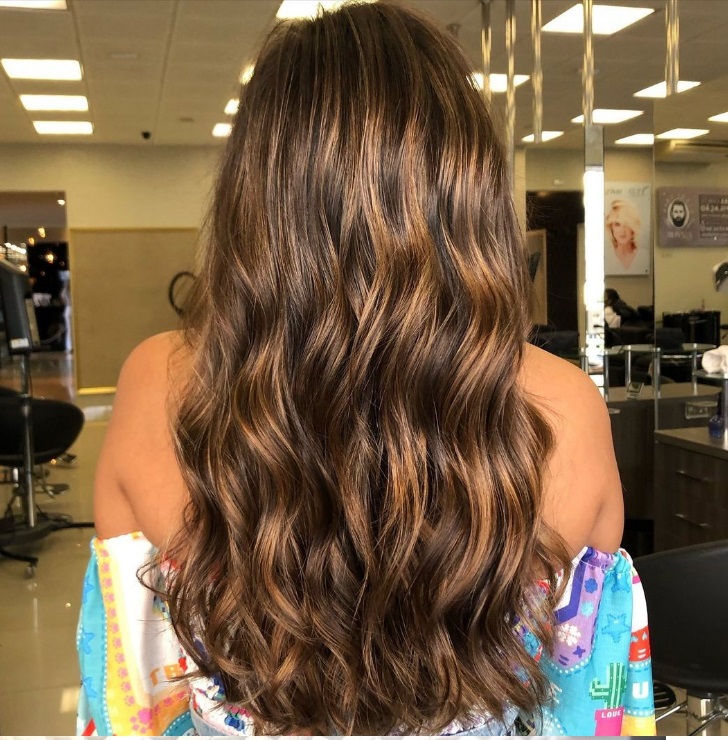 Morena iluminada avelã com mechas