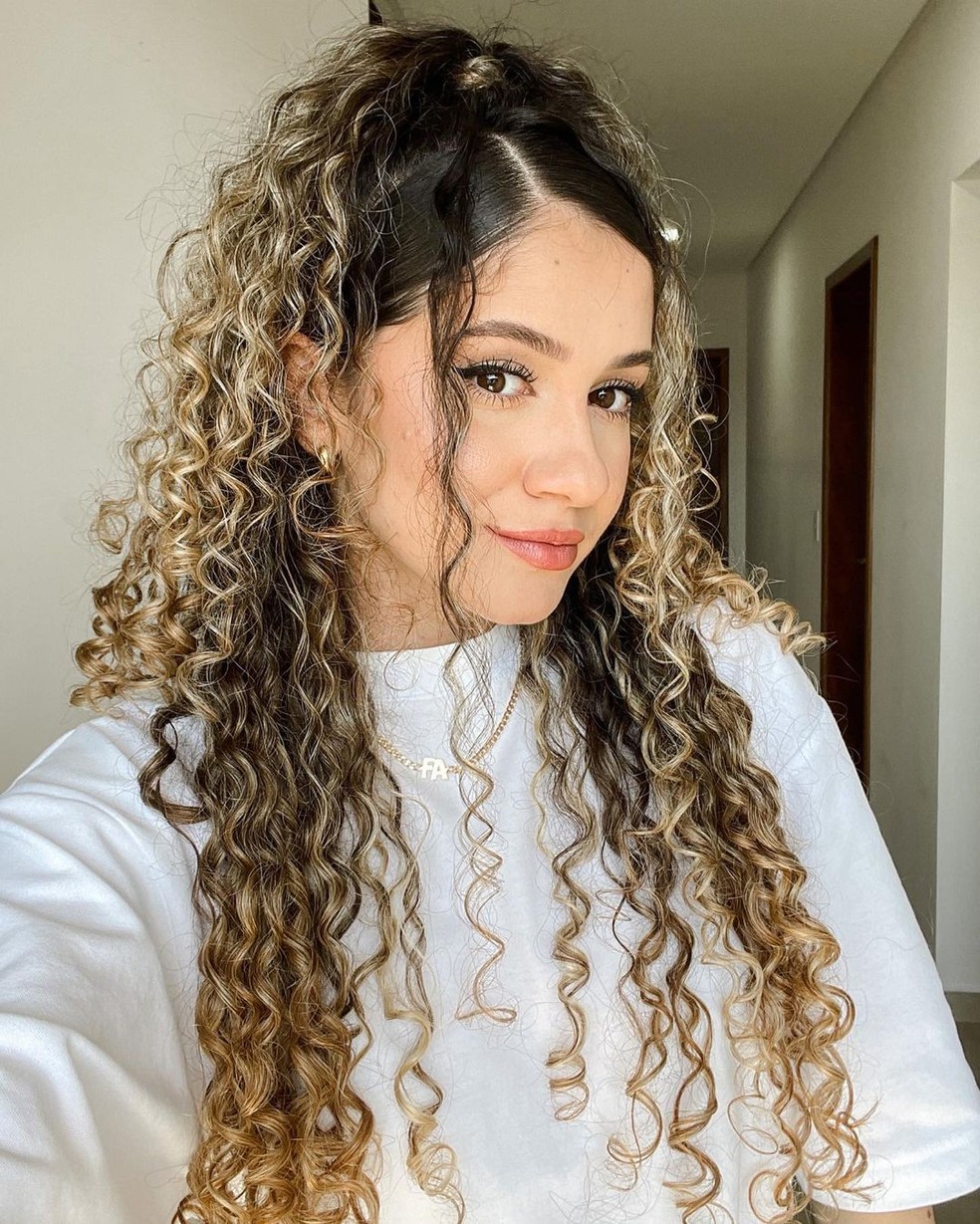penteados para cabelo ondulado com acessórios
