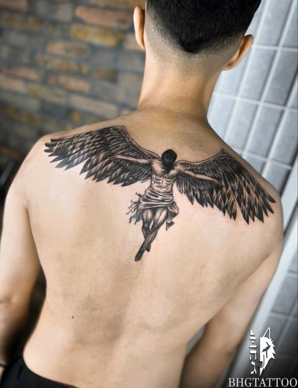 tatuagem de asas nas costas