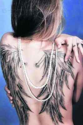 tatuagem de asas nas costas