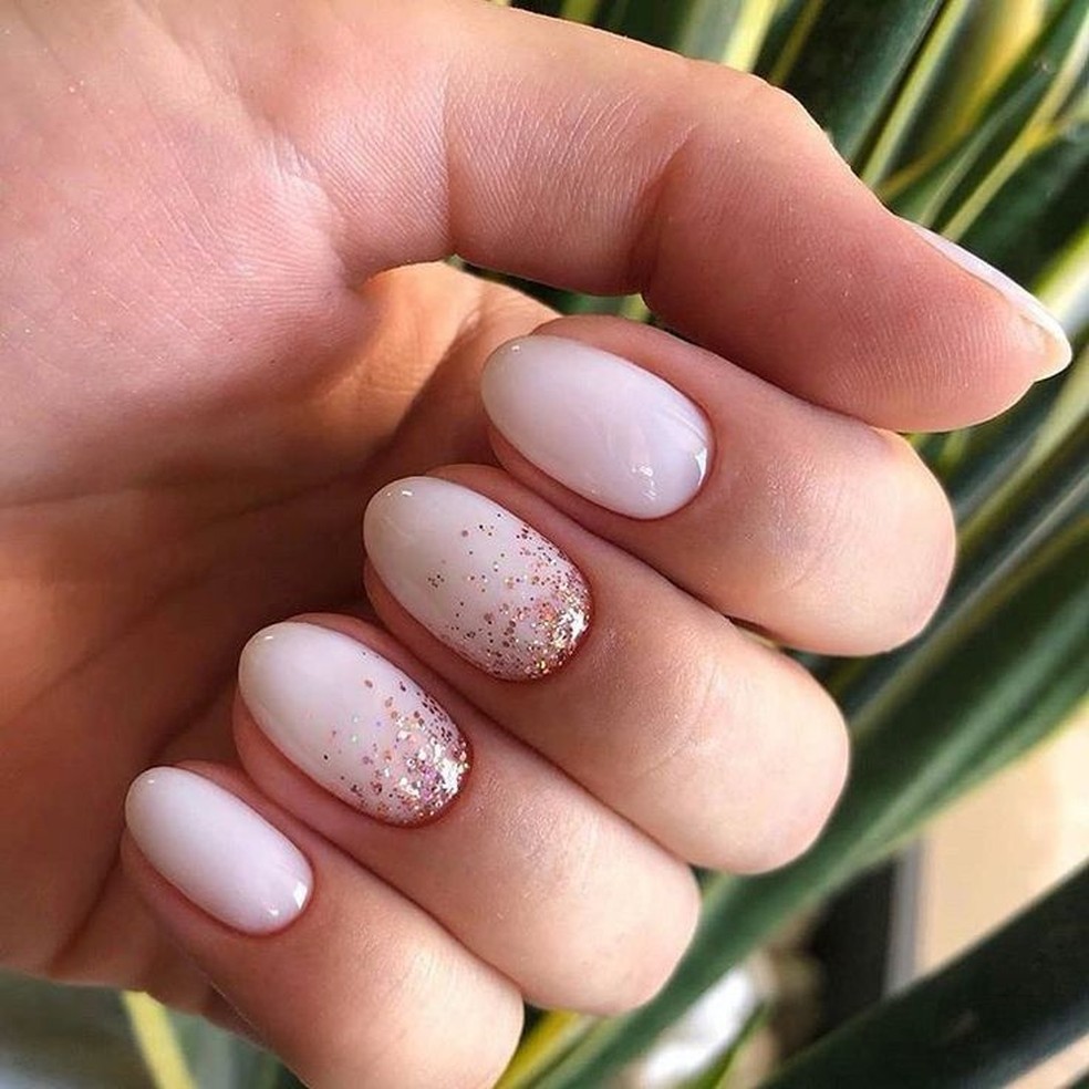 unha amendoada com esmalte