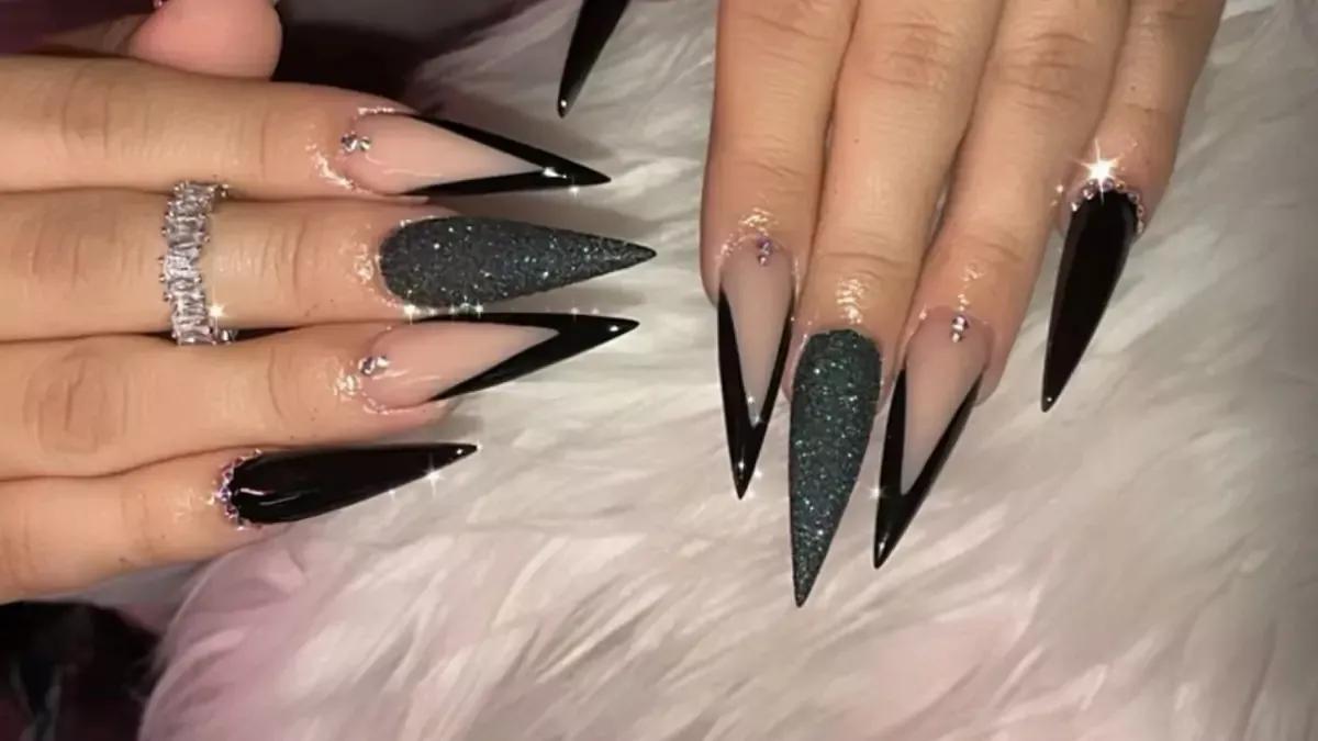 unha de gel preta com detalhes