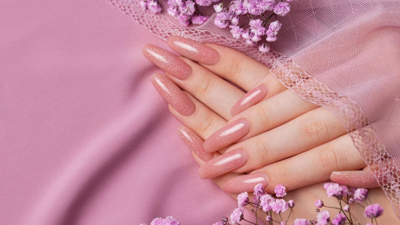 unha de gel rosa bebê decorada