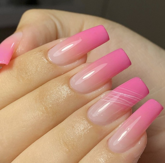 unha de gel decorada rosa e branco