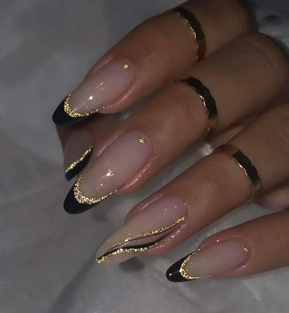 unha decorada preta com traços abstratos