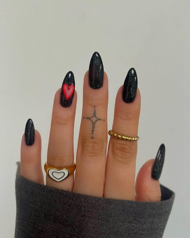 unha preta com glitter dourado