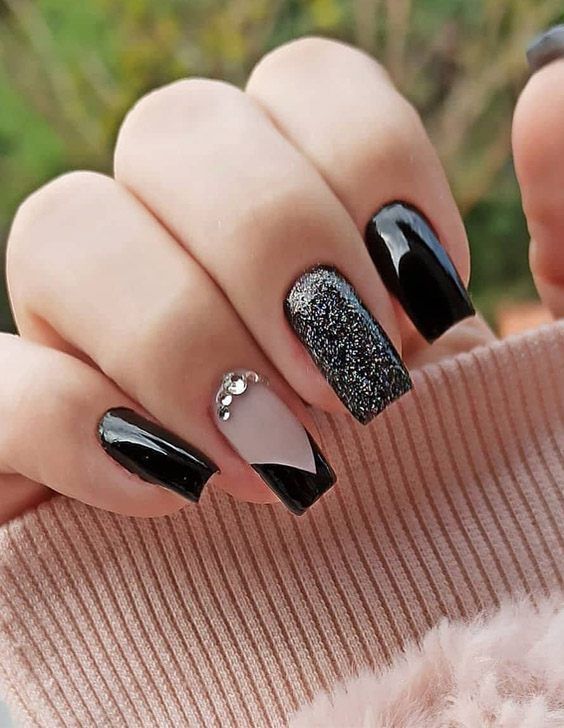 unha preta com glitter fosco