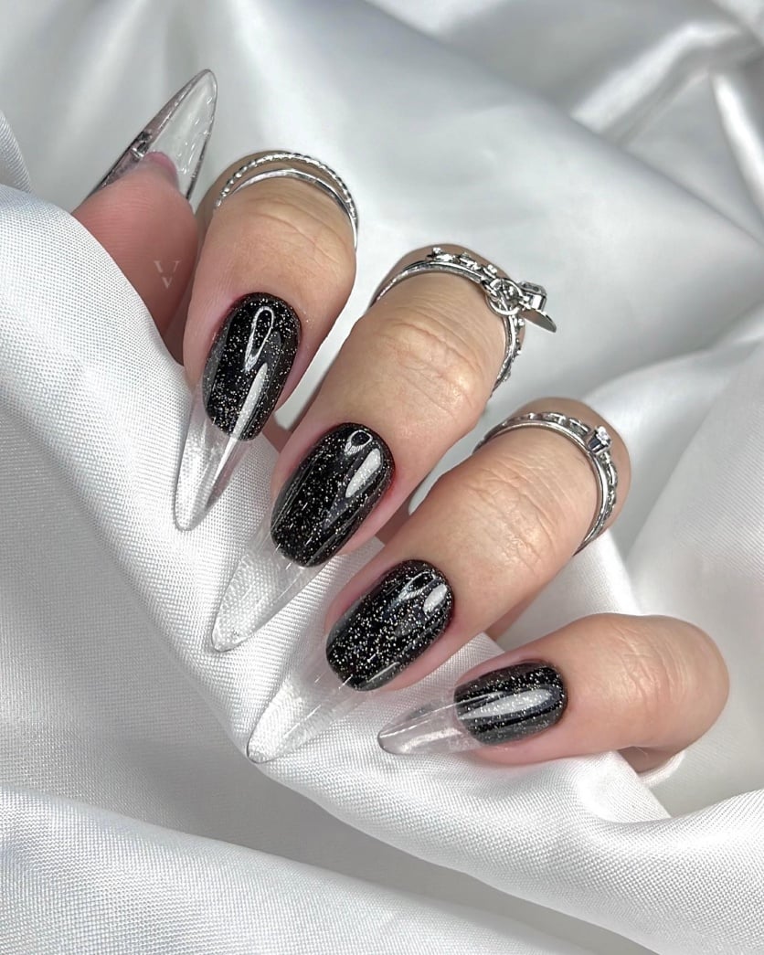 unha preta com glitter e pedraria