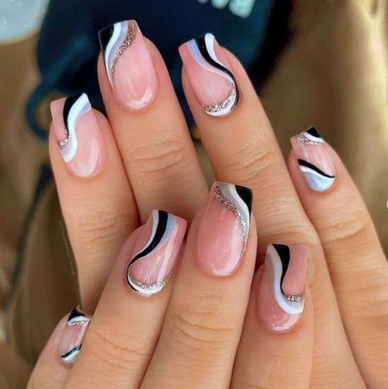 unha preta com glitter e adesivo