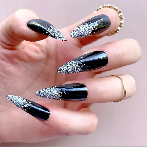 unha preta com glitter e desenho