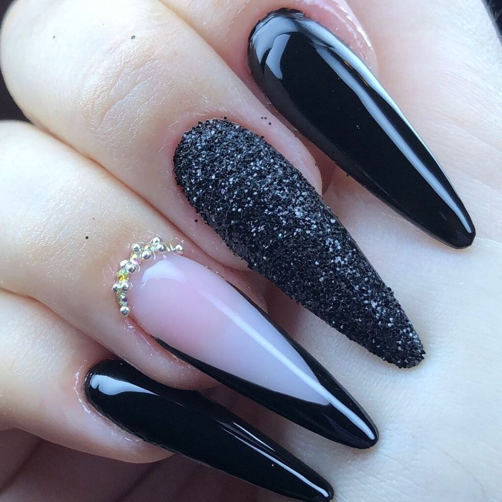 unha preta com glitter para festa