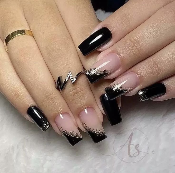 unha preta com glitter amendoada