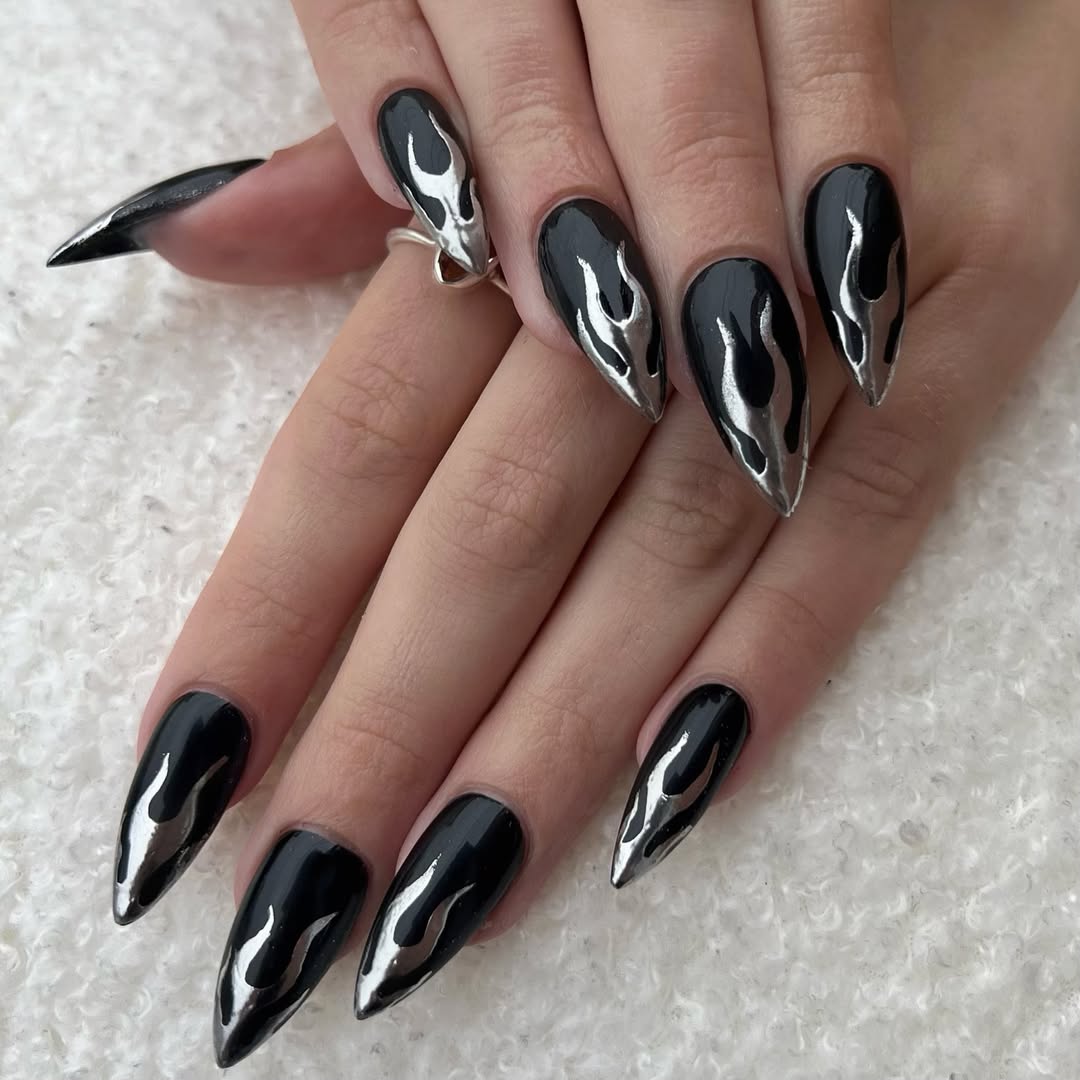 unha preta com glitter quadrada